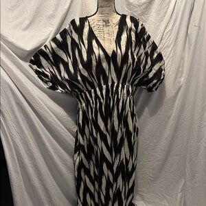 Banana Republic Black and White Sheath Dress V-Neck Dolman Sleeve